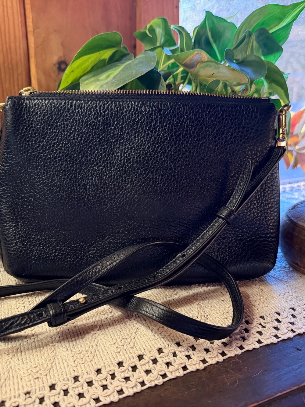 Tory Burch Black Pebbled Leather Crossbody with Gold Logo - Picture 3 of 5